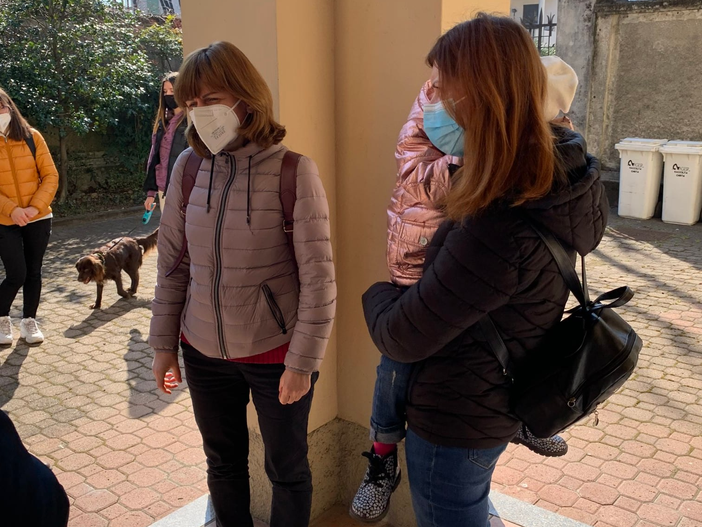 L'arrivo dei profughi e del loro cagnolino, la piccola accolta con i dolci del carnevale (foto Asst Valle Olona