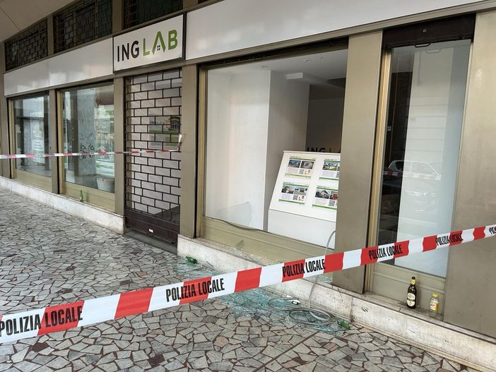 Vetrina del negozio sfondata a Gallarate, parla il titolare: «Situazione drammatica, facciamo segnalazioni ogni sera» Vetrina del negozio sfondata a Gallarate, parla il titolare: «Situazione drammatica, facciamo segnalazioni ogni sera»