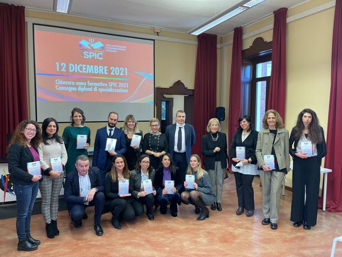 La consegna dei diplomi e del libro agli allievi che hanno ottenuto la specializzazione in Psicoterapia Integrata e di Comunità. Sotto, i vertici di Acof e di Spic La consegna dei diplomi e del libro agli allievi che hanno ottenuto la specializzazione in Psicoterapia Integrata e di Comunità. Sotto, i vertici di Acof e di Spic