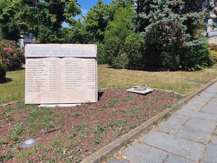 Il vento abbatte la statua della Giustizia davanti alla Procura di Busto