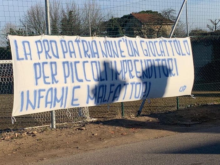 Striscione di protesta degli ultras: «La Pro non è un giocattolo». E chiamata sabato contro il Lecco Striscione di protesta degli ultras: «La Pro non è un giocattolo». E chiamata sabato contro il Lecco