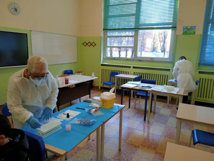 Tamponi a scuola con l'infermiere: TomaLab e “Bertacchi” avviano progetto pilota Tamponi a scuola con l'infermiere: TomaLab e “Bertacchi” avviano progetto pilota