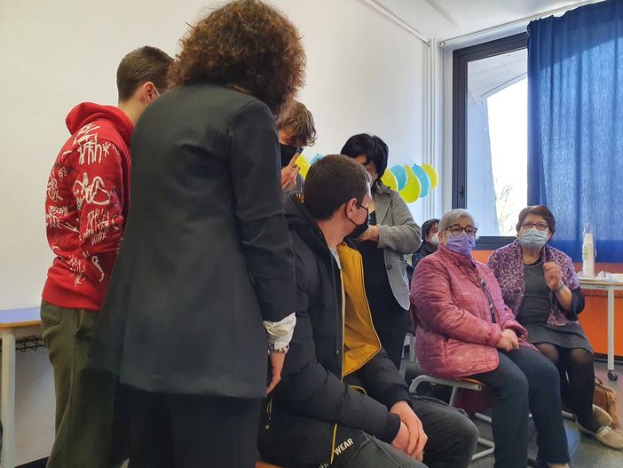 L’Isis Facchinetti di Castellanza accoglie Mycola, fuggito dalla guerra: «Non sei solo»