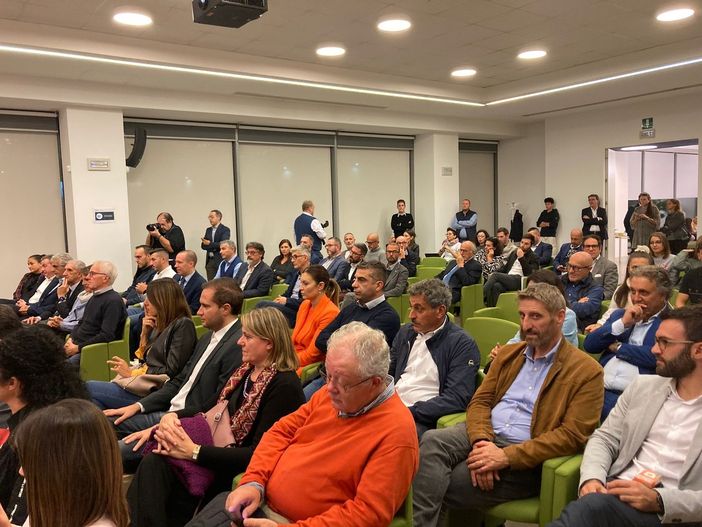 Presentazione show: la Uyba si diverte sul palco del Teatro Sociale. Tra sogni e promesse