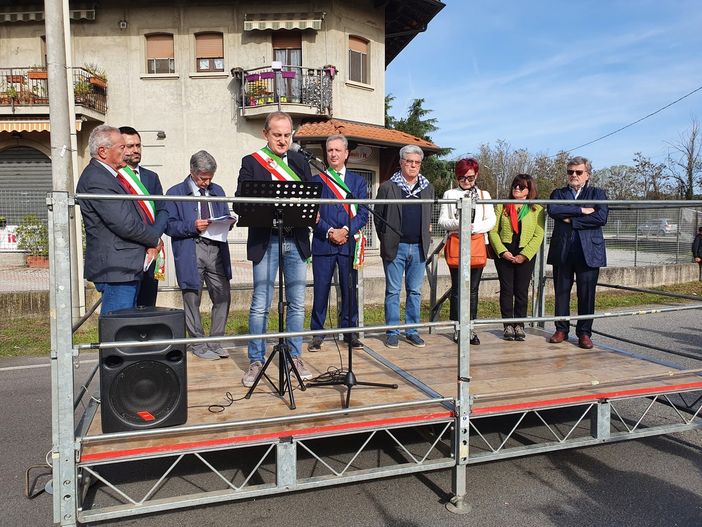 Antonelli ricorda «l’eroe Venegoni», nessun cenno ai manifesti. Pd e antifascisti: «Qualcosa andava detto»