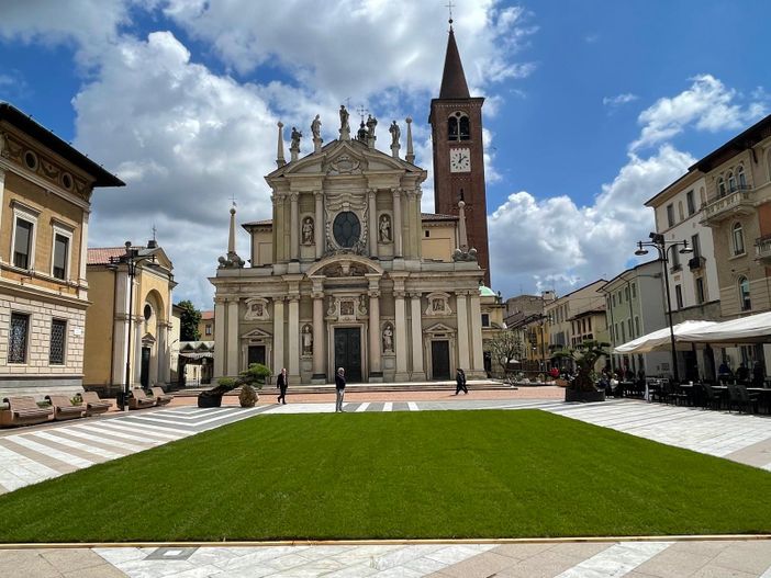 FOTO. Cresce il prato in piazza San Giovanni. Il cuore di Busto è “green”