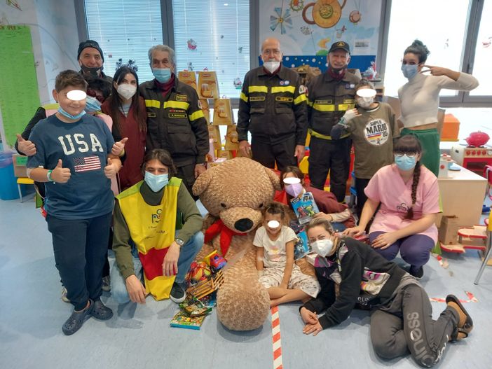 Mille bambini sorridono grazie ai vigili del fuoco. E con l'orso Fire alleato speciale