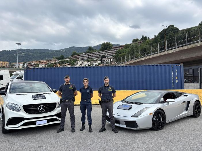 Le auto sequestrate al confine con la Svizzera