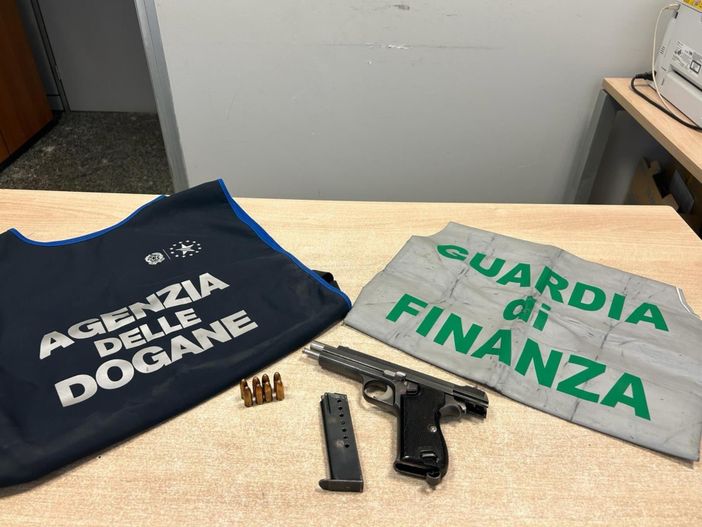 In dogana con una pistola da guerra: arrestato dalla Guardia di Finanza di Como