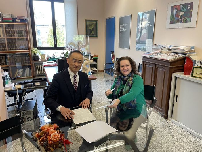 La firma dell'accordo tra i dirigenti Cristina Boracchi e Ken Watanabe