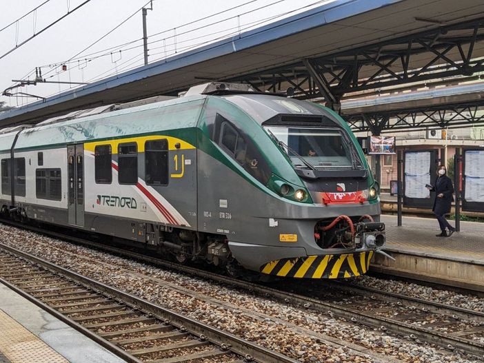 Carro lavori fuori dai binari a Saronno, mattinata piena di disagi. Trenord spiega