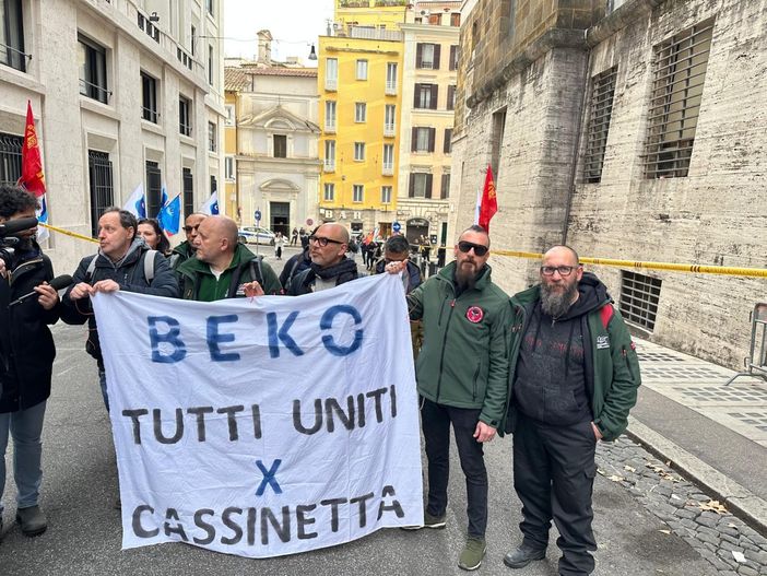 Vertenza Beko, al via il tavolo al Ministero. Al corteo dei lavoratori arriva anche Schlein: «Difendiamo i posti di lavoro e il nostro futuro industriale»
