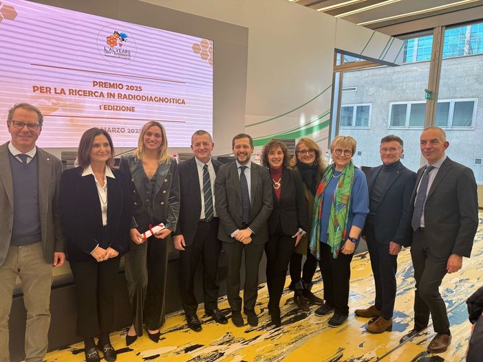 Monti (Lega): «Radiodiagnostica disciplina chiave per la lotta a tumori e malattie degenerative. Premiata Cecilia Beltramini, giovane specializzanda varesina» Monti (Lega): «Radiodiagnostica disciplina chiave per la lotta a tumori e malattie degenerative. Premiata Cecilia Beltramini, giovane specializzanda varesina»