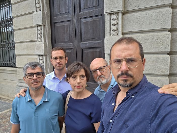 I rappresentanti in Consiglio comunale del centrosinistra hanno registrato i loro interventi a tema piscina davanti alla sede municipale di palazzo Borghi