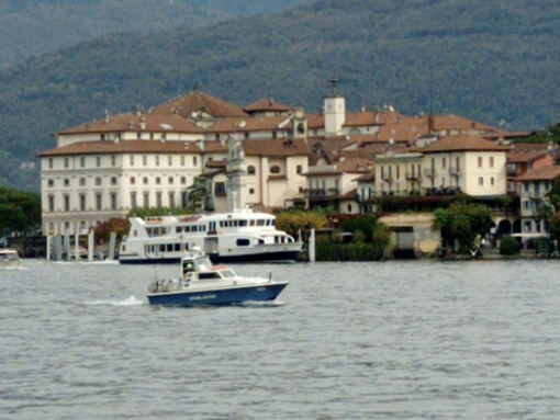 Lago Maggiore, la polizia salva tre ragazze in difficoltà a duecento metri dalla riva