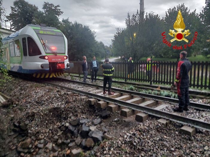 Maltempo, nel Lecchese treno fermato a pochi metri da una voragine