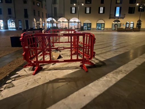 Le transenne posizionate nel 2024 intorno alle lastre sollevate