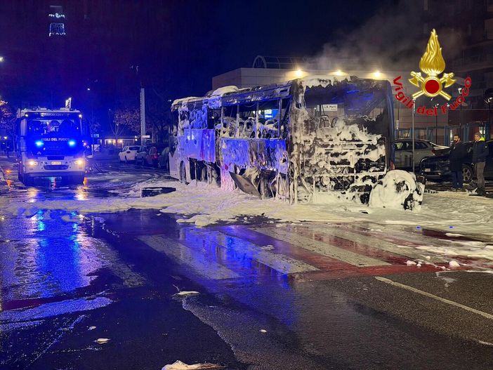 L'autobus in fiamme a Sesto San Giovanni e l'intervento dei vigili del fuoco L'autobus in fiamme a Sesto San Giovanni e l'intervento dei vigili del fuoco
