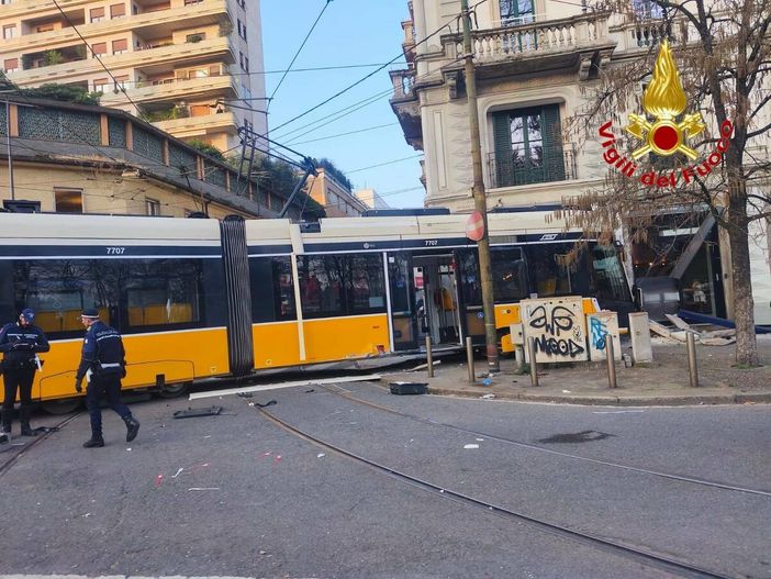 Tram deragliato, feriti non in pericolo di vita. Proseguono le indagini: ipotesi malore del conducente Tram deragliato, feriti non in pericolo di vita. Proseguono le indagini: ipotesi malore del conducente