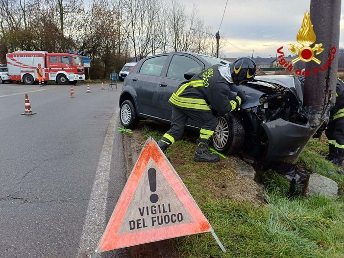 Auto contro palo della luce: ragazzo di 21 anni finisce al pronto soccorso
