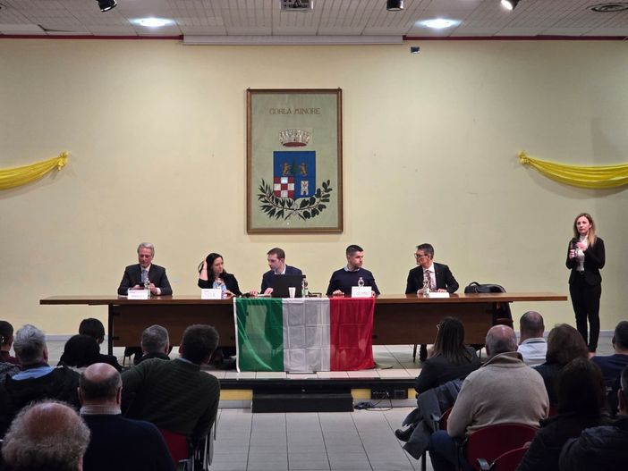 Il sindaco, Fabiana Ermoni, accanto al tavolo dei relatori. Il dibattito sul referendum a Gorla Minore ha attratto un pubblico numeroso e rappresentanti delle istituzioni