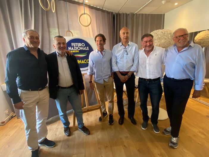 Luca Ferrazzi, secondo da sinistra, con Piero Galparoli e Daniele Parisi, referenti dei comitati varesini accanto a lui, nella sede di Futuro Nazionale in via Sanvito Luca Ferrazzi, secondo da sinistra, con Piero Galparoli e Daniele Parisi, referenti dei comitati varesini accanto a lui, nella sede di Futuro Nazionale in via Sanvito