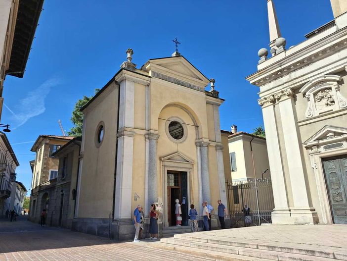 L’Eucaristia fino all’ultimo e oltre: nella bara di monsignor Livetti il suo “libro delle messe” L’Eucaristia fino all’ultimo e oltre: nella bara di monsignor Livetti il suo “libro delle messe”