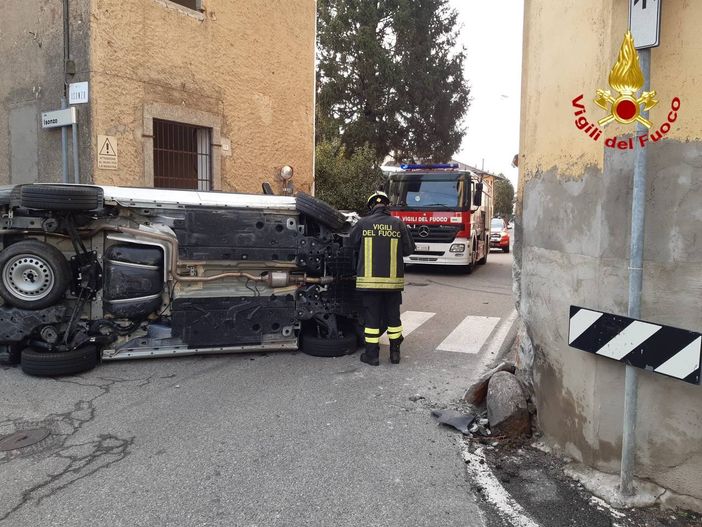 FOTO. Perde il controllo del furgone e si ribalta ad un incrocio a Besnate: illeso il conducente