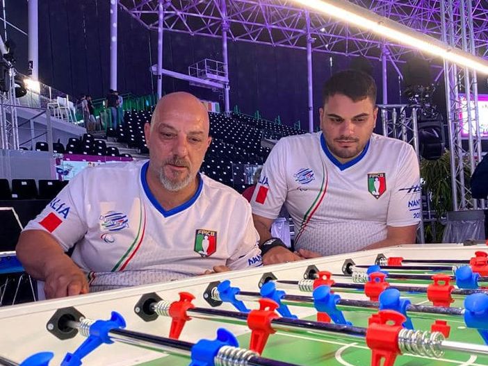 Francesco Bonanno e Luigi Iannone in una foto dalla pagina Facebook della Federazione italiana calcio balilla paraolimpico Francesco Bonanno e Luigi Iannone in una foto dalla pagina Facebook della Federazione italiana calcio balilla paraolimpico
