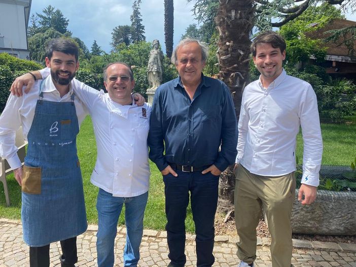 Lorenzo, Denis e Andrea Buosi insieme a Michel Platini. Nella galleria, la foto insieme allo staff della pasticceria e i piatti gustati dal grande campione insieme alla moglie