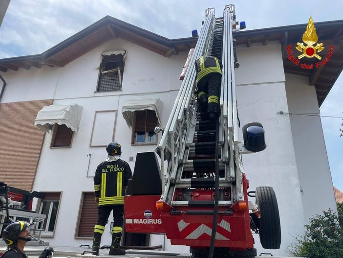 In fiamme una mansarda a Castiglione Olona, nessun ferito ma abitazione inagibile