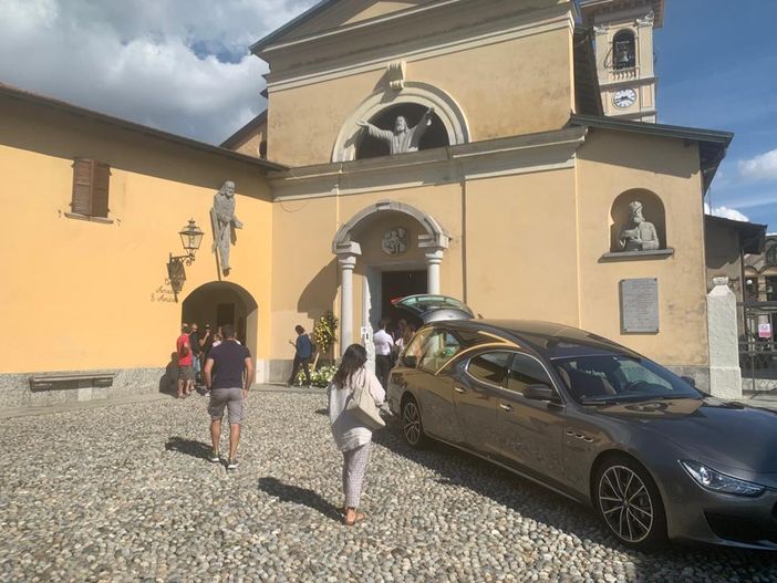 VIDEO E FOTO. L'abbraccio e l'addio di tutta Cocquio al suo Fabietto: «Eri, sei, rimarrai uno tutto cuore» VIDEO E FOTO. L'abbraccio e l'addio di tutta Cocquio al suo Fabietto: «Eri, sei, rimarrai uno tutto cuore»