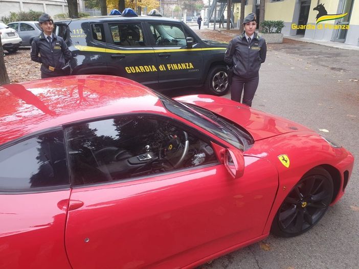 VIDEO. Trasforma artigianalmente la sua auto in una Ferrari: denunciato dalla Finanza VIDEO. Trasforma artigianalmente la sua auto in una Ferrari: denunciato dalla Finanza