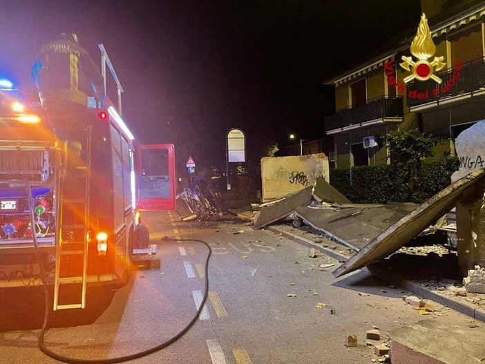 Brianza: auto esce di strada e abbatte la pensilina di cemento degli autobus