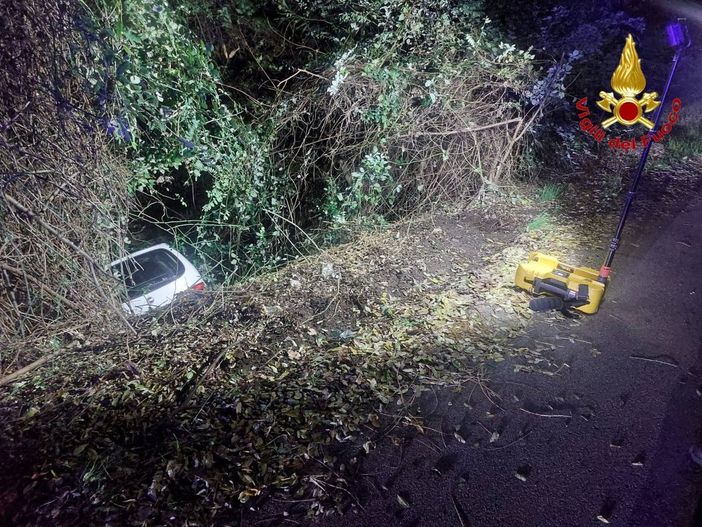 FOTO. Auto esce di strada e finisce nella boscaglia: un ferito a Luino FOTO. Auto esce di strada e finisce nella boscaglia: un ferito a Luino