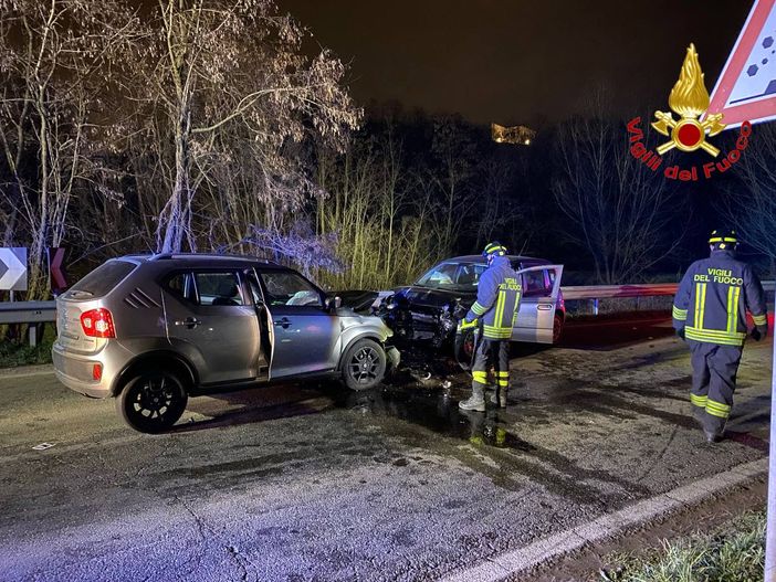 Schianto frontale sulla Tangenziale di Varese: due feriti e strada chiusa