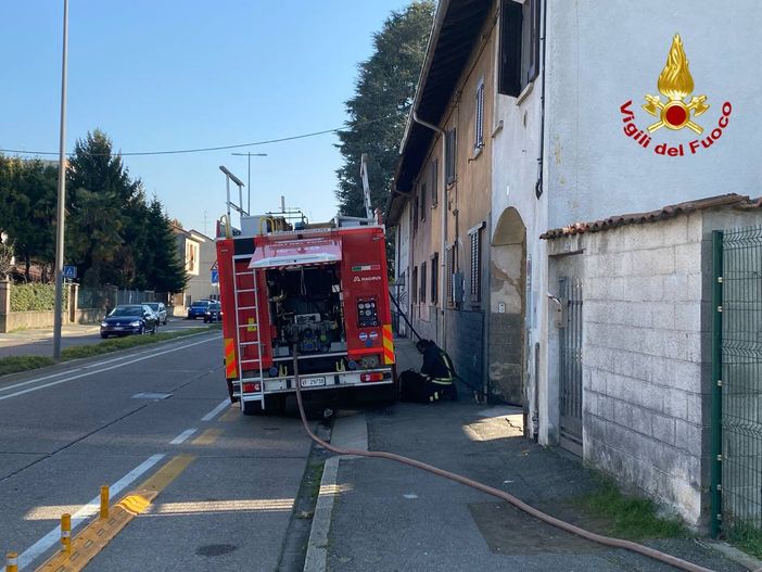 FOTO. Fiamme a Gallarate: vigili del fuoco al lavoro in via Milano FOTO. Fiamme a Gallarate: vigili del fuoco al lavoro in via Milano