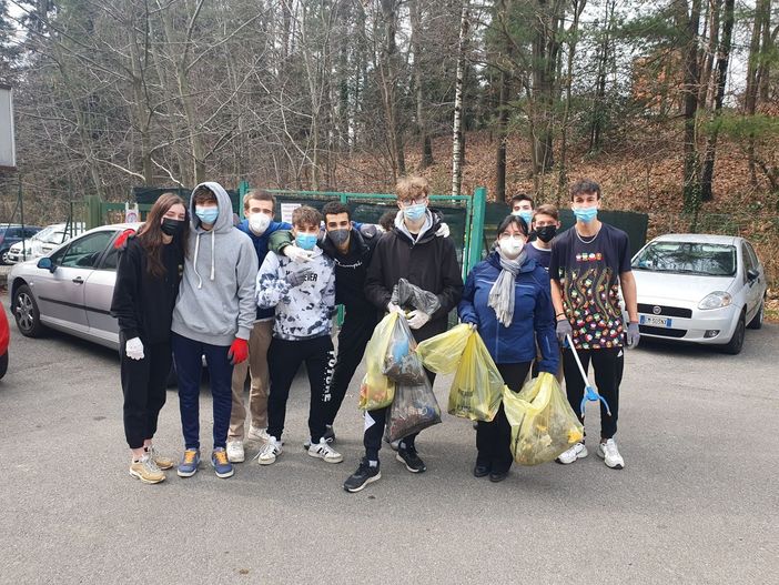 Gli studenti del “Geymonat” si rimboccano le maniche per la pulizia del territorio Gli studenti del “Geymonat” si rimboccano le maniche per la pulizia del territorio