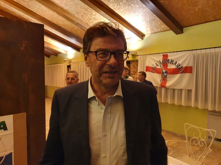 VIDEO. Giorgetti: «Cittadini sfiduciati, li incontro di persona. Al governo ho messo tutto il mio impegno». Poi l'abbraccio con Bossi VIDEO. Giorgetti: «Cittadini sfiduciati, li incontro di persona. Al governo ho messo tutto il mio impegno». Poi l'abbraccio con Bossi