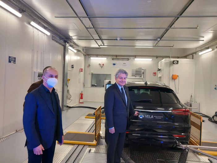 VIDEO E FOTO. Al Jrc di Ispra il laboratorio che testa le auto del futuro, che non inquinano