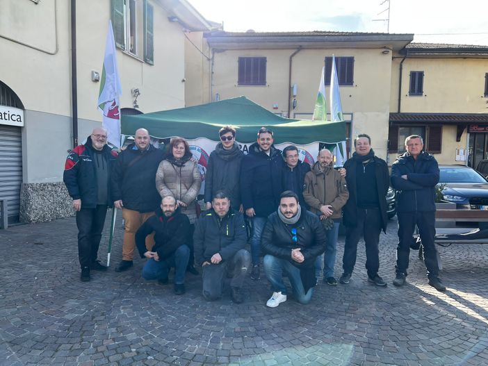 L'apertura della campagna elettorale di Movimento Alternativo a Jerago con Orago con un gazebo in piazza L'apertura della campagna elettorale di Movimento Alternativo a Jerago con Orago con un gazebo in piazza