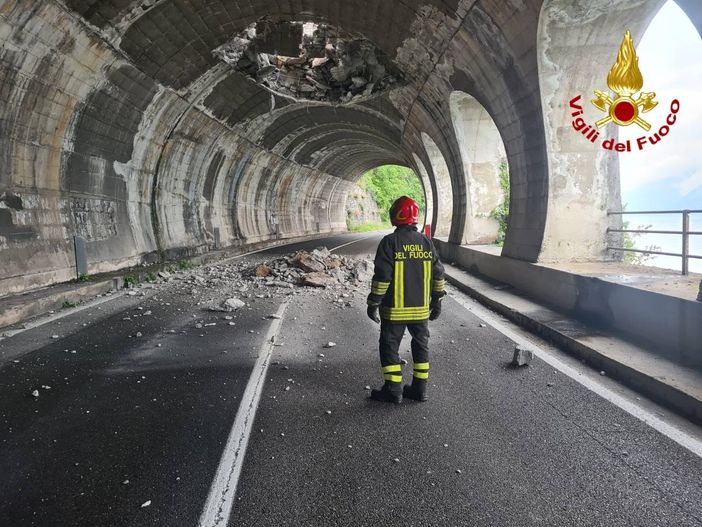 FOTO. Frana su una galleria stradale e ferroviaria nel Lecchese. Circolazione interrotta, nessun ferito FOTO. Frana su una galleria stradale e ferroviaria nel Lecchese. Circolazione interrotta, nessun ferito