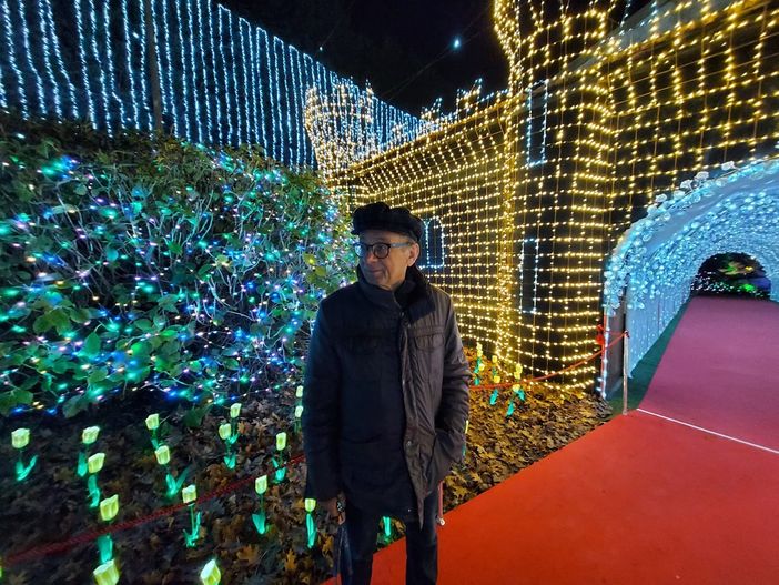 L'inventore delle lucine di Leggiuno Lino Betti all'inaugurazione dello spettacolo del 2022 L'inventore delle lucine di Leggiuno Lino Betti all'inaugurazione dello spettacolo del 2022