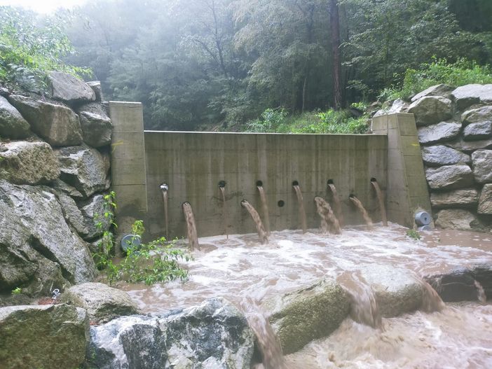 Nella foto in copertina il dispositivo anti-esondazione del Tinella entrato in funzione a Luvinate nel Parco Campo dei Fiori Nella foto in copertina il dispositivo anti-esondazione del Tinella entrato in funzione a Luvinate nel Parco Campo dei Fiori