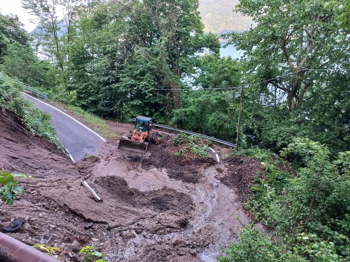 La frana caduta sulla strada a Maccagno che ha isolato la frazione di Orascio esattamente come due anni fa La frana caduta sulla strada a Maccagno che ha isolato la frazione di Orascio esattamente come due anni fa