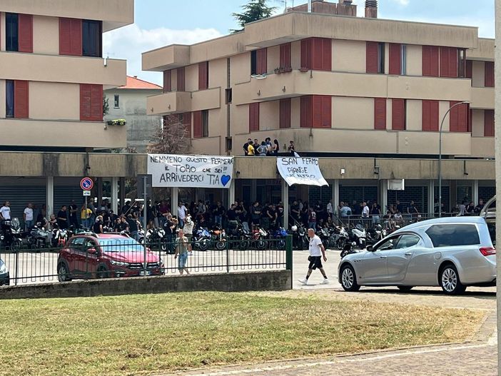 Gli striscioni presenti in piazzale Spozio a San Fermo per l'ultimo saluto a Mattia Vitali
