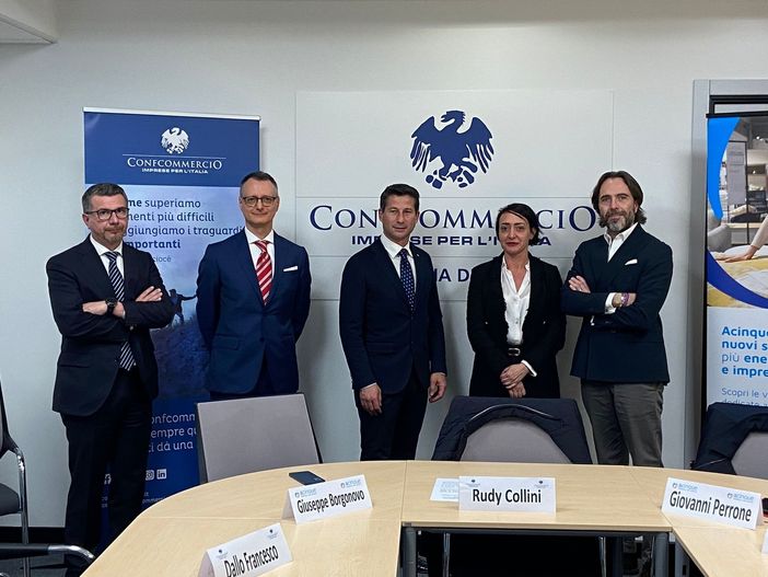 Risparmio e sostenibilità ambientale: accordo tra Acinque e Confcommercio provincia di Varese Risparmio e sostenibilità ambientale: accordo tra Acinque e Confcommercio provincia di Varese