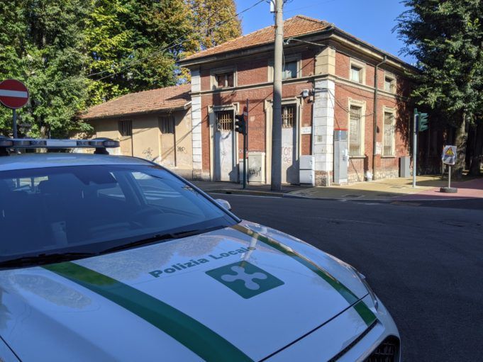 Ubriaco alla guida si schianta con l'auto: denunciato e multato dalla polizia locale