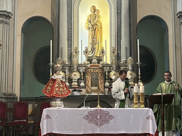 FOTO E VIDEO. «Siamo grati per la guarigione». Famiglia dona la statua di Gesù Bambino alla parrocchia