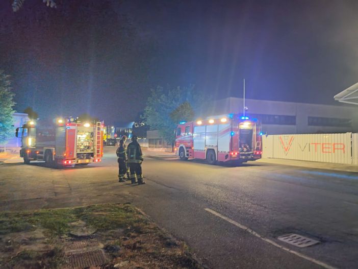 Nube di fumo nella notte nell’area industriale di via Grieg a Saronno: sul posto diverse squadre di vigili del fuoco